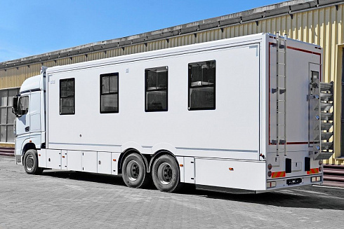 передвижной комплекс для организации места работы и быта гоночной команды