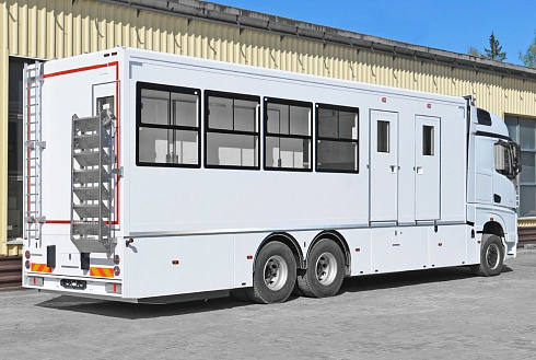 передвижной комплекс для организации места работы и быта гоночной команды