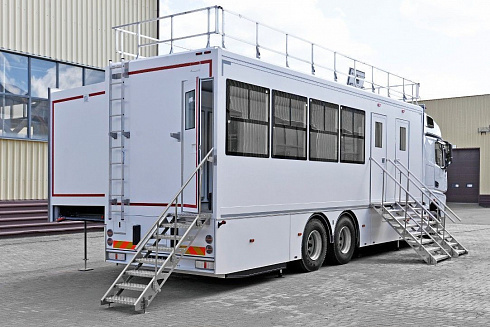 передвижной комплекс для организации места работы и быта гоночной команды